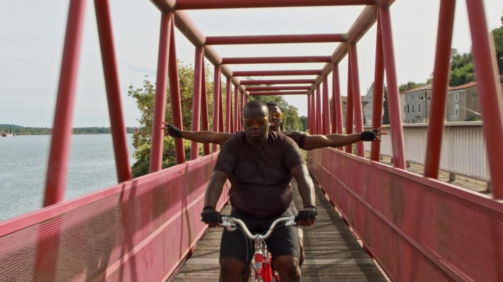 Reportage
Documentaire "Golo et Ritchie" au cinéma : "À Grigny, il n'y a pas que la drogue et la violence, il y a des belles personnes", confie Golo
Sorti le 14 août au cinéma, le film, qui met en scène ces deux banlieusards sur un tandem à la découverte de la France, a attiré 320 000 spectateurs dans les salles. Rencontre avec les deux protagonistes et leur ville, Grigny.