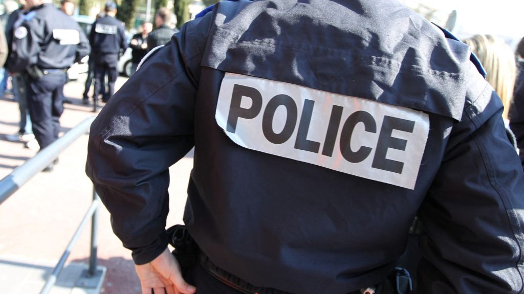 Rodéo urbain dans les Alpes-Maritimes : la fillette de 7 ans percutée par un motard est morte, annonce l'avocat de sa famille
La garde à vue du suspect, un jeune homme de 19 ans, a été levée samedi et il a été placé sous contrôle judiciaire, tandis que le parquet a annoncé faire appel de cette décision.