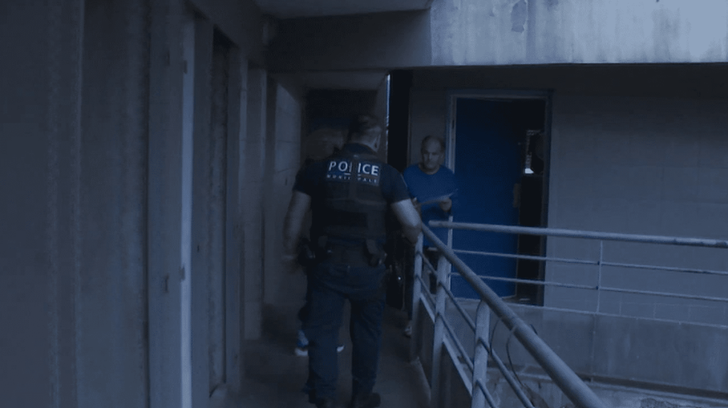 Trafic de drogue en Isère : la mairie d'Échirolles évacue un immeuble
À Échirolles, en Isère, les dealers auraient pris leurs quartiers dans un immeuble d'habitations. Selon la maire, ils auraient dégradé les installations électriques, provoquant "un danger de mort permanent". La mairie a donc décidé d'évacuer l'immeuble pour y réaliser des travaux.