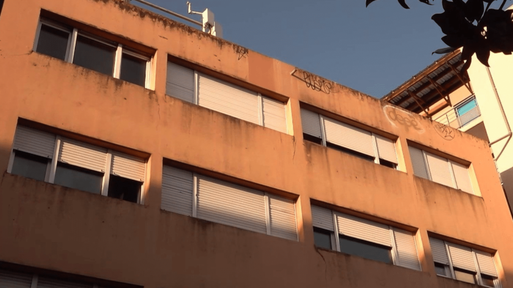 Trafic de stupéfiants : les habitants d'un immeuble contraints d’évacuer à Échirolles
À Échirolles, les habitants d'une copropriété ont été contraints par la mairie de quitter leur immeuble, squatté par des dealers. Trop dégradé, le bâtiment va fermer. Ses occupants se disent écœurés et inquiets.