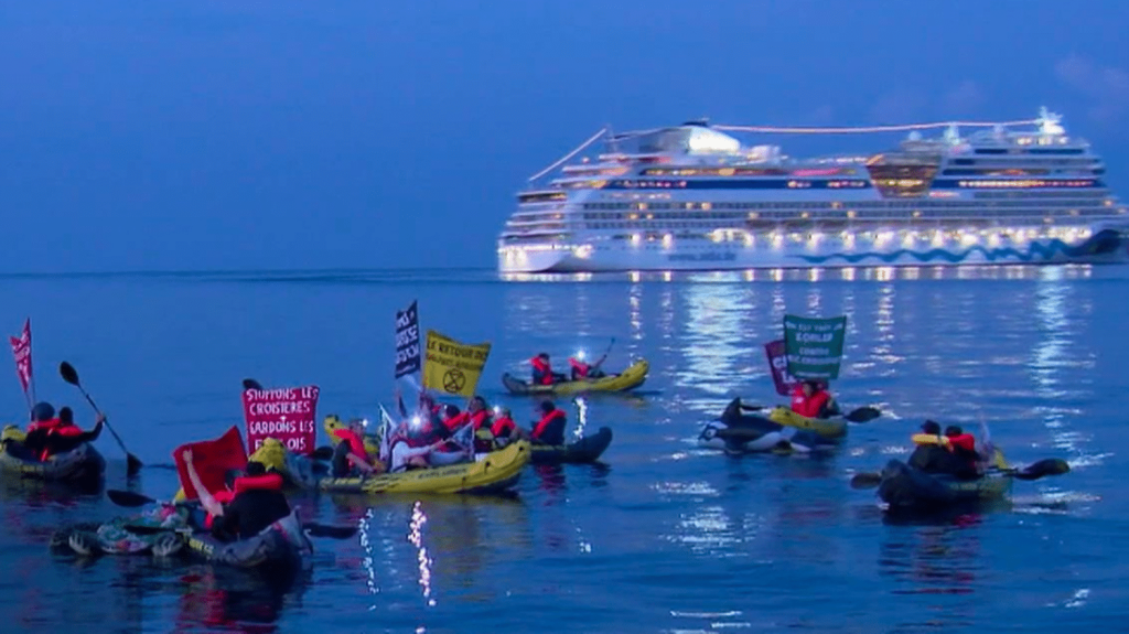 Un jour en France : écologistes contre les paquebots, cocaïne en Normandie… L’actualité en France le 21 septembre
La rubrique "Un jour en France" revient sur l’actualité du samedi 21 septembre. Au menu, des militants pour le climat à Marseille, de la cocaïne sur des plages normandes et des motards en colère.