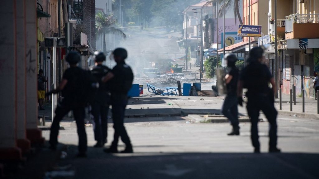 Emeutes en Nouvelle-Calédonie : deux personnes tuées par balle lors d'une opération des forces de l'ordre, treize personnes sont mortes depuis le début de la crise
Des affrontements ont eu lieu à Saint-Louis entre la population et les gendarmes, qui faisaient usage de gaz lacrymogènes.
