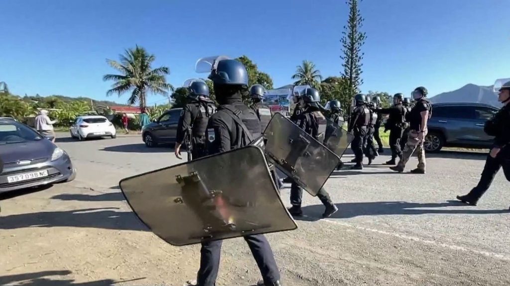 Emeutes en Nouvelle-Calédonie : deux personnes tuées par balle
Une tentative d'interpellation par les forces de l'ordre a mal tourné dans la nuit de mercredi à jeudi. Deux hommes ont été tués par les tirs d'un membre du GIGN.
