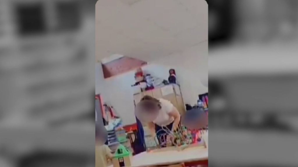Enfant de 3 ans frappée par sa maîtresse : sa mère témoigne
Une enfant de 3 ans qui hurle et une institutrice qui la frappe. La vidéo a été filmée en cachette dans une classe de maternelle du XVe arrondissement de Paris. Les parents de la petite fille ont porté plainte et l’enseignante a été suspendue.