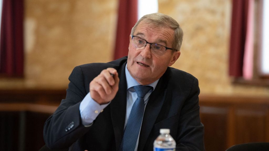 Dordogne : le président du département visé par une enquête préliminaire pour abus d'autorité
Une association reproche à Germinal Peiro de ne pas avoir lancé les travaux de démolition d'une déviation routière contestée autour du village de Beynac, près de Brive-la-Gaillarde, a appris France Bleu Périgord.