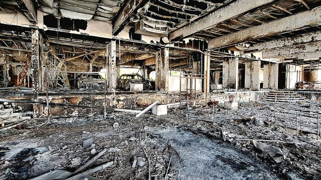 Reportage
"Carnage", licenciements, incompréhension... La dure réalité des entrepreneurs de Nouvelle-Calédonie après les émeutes du mois de mai
Il y a près de quatre mois, certaines entreprises sont littéralement parties en fumée au cours des violences qui ont secoué l'archipel. C'est notamment le cas d'un concessionnaire automobile de Nouméa, contraint aujourd'hui de licencier un tiers de ses effectifs.