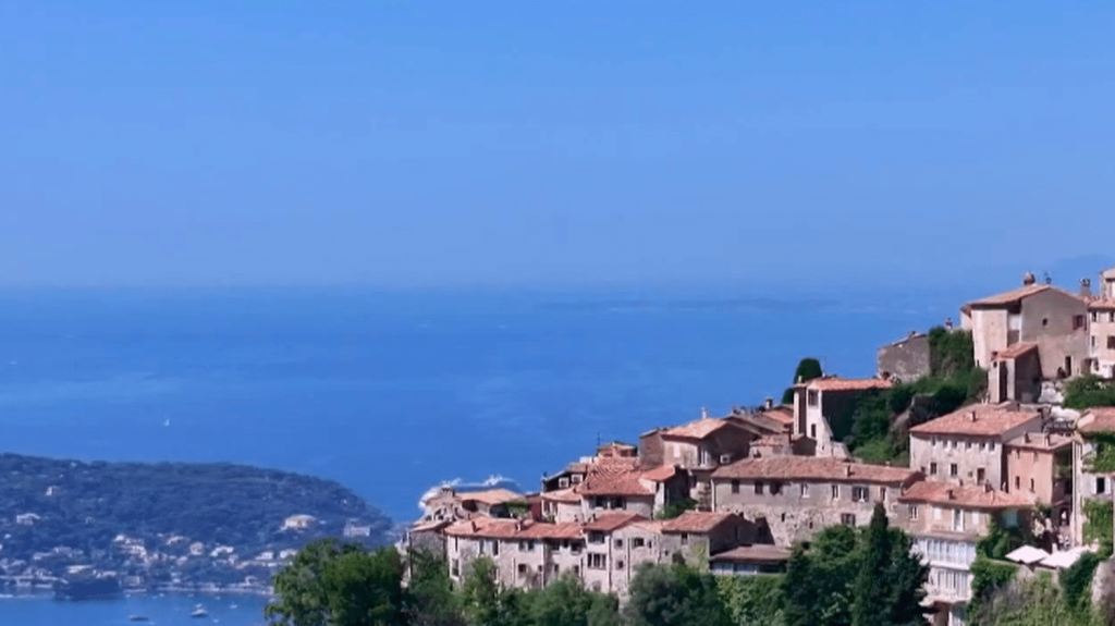 Patrimoine : Èze, le village perché sur les hauteurs de la Méditerranée
A mi-chemin entre Nice et Monaco, ce petit village médiéval suspendu domine la Méditerranée. Direction Èze, dans les Alpes-Maritimes, à la découverte de son jardin botanique et de sa vue imprenable jusqu'à Saint-Tropez.
