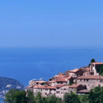 Patrimoine : Èze, le village perché sur les hauteurs de la Méditerranée
A mi-chemin entre Nice et Monaco, ce petit village médiéval suspendu domine la Méditerranée. Direction Èze, dans les Alpes-Maritimes, à la découverte de son jardin botanique et de sa vue imprenable jusqu'à Saint-Tropez.