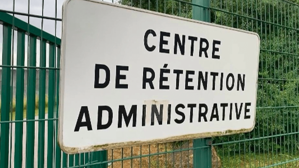 Meurtre de Philippine à Paris : y a-t-il eu des failles dans le suivi du suspect ?
Le suspect présumé du meurtre de Philippine était sous l'obligation de quitter le territoire français (OQTF). Il a toutefois été autorisé à sortir du centre de rétention où il était placé, par décision d'un juge. Éclairage.
