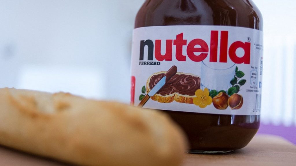 Ferrero va commercialiser en Europe une version vegan du Nutella
Cette nouvelle version du produit n'est "pas consommable par les personnes allergiques aux protéines de lait, car ce produit est fabriqué dans un établissement manipulant du lait", a précisé le groupe.
