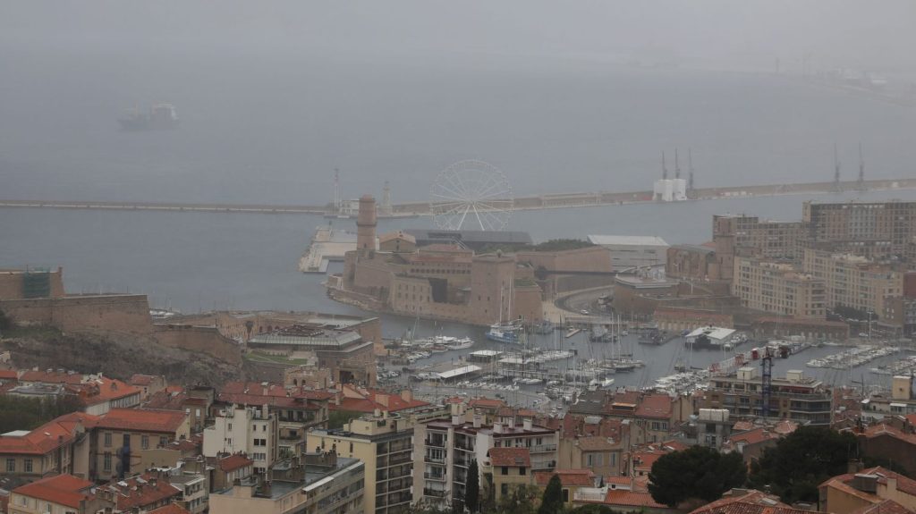 Les fortes pluies bloquent les automobilistes sur le Vieux-Port de Marseille, la soirée d'ouverture du Delta Festival annulée
Il est tombé jusqu'à 100 mm de pluie dans les 7e et 8e arrondissements, relève France Bleu Provence. De nombreux bouchons se sont également formés à l'heure de pointe sur les axes de sortie de la ville, sur l'A7 et l'A50.