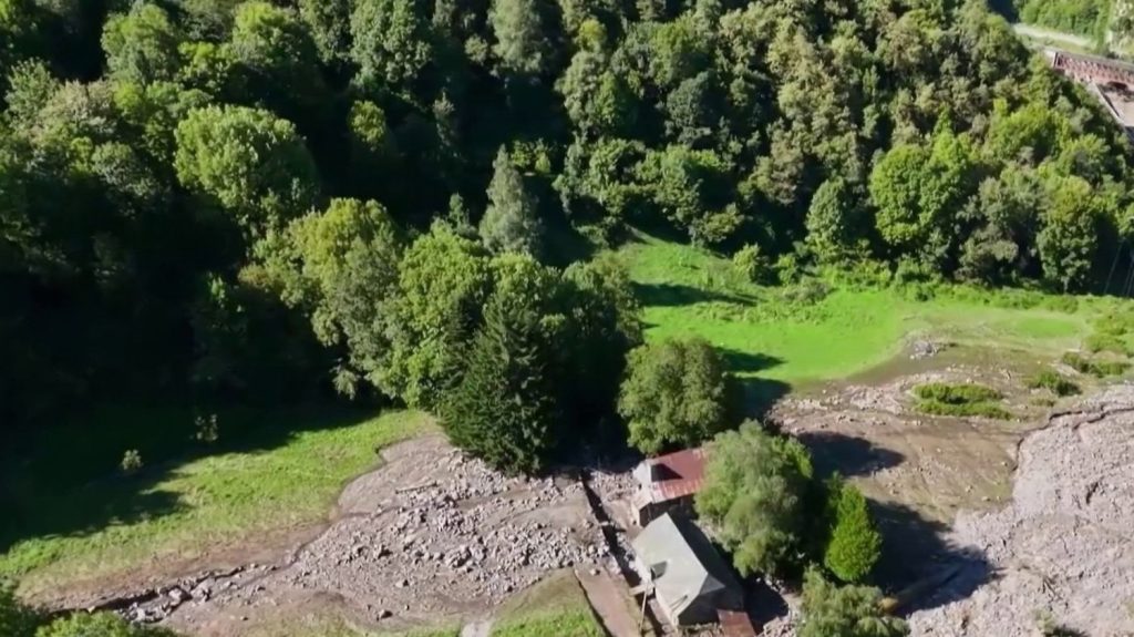 Intempéries dans les Pyrénées : un hameau coupé du monde
Le village de Borce (Pyrénées-Atlantiques) n'est plus accessible. Une trentaine de personnes est littéralement coupée du monde, car les éboulements rendent les routes peu praticables.