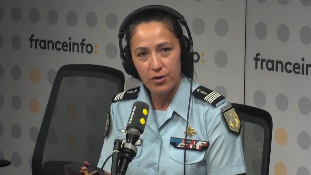 Hommage national à Éric Comyn : la porte-parole de la gendarmerie nationale déplore "une centaine de gendarmes blessés chaque année" à cause des refus d'obtempérer
Un hommage national, présidé par le ministre de l'Intérieur, sera rendu lundi après-midi à Nice à Éric Comyn, blessé mortellement lors d'un refus d'obtempérer le 26 juillet dernier.