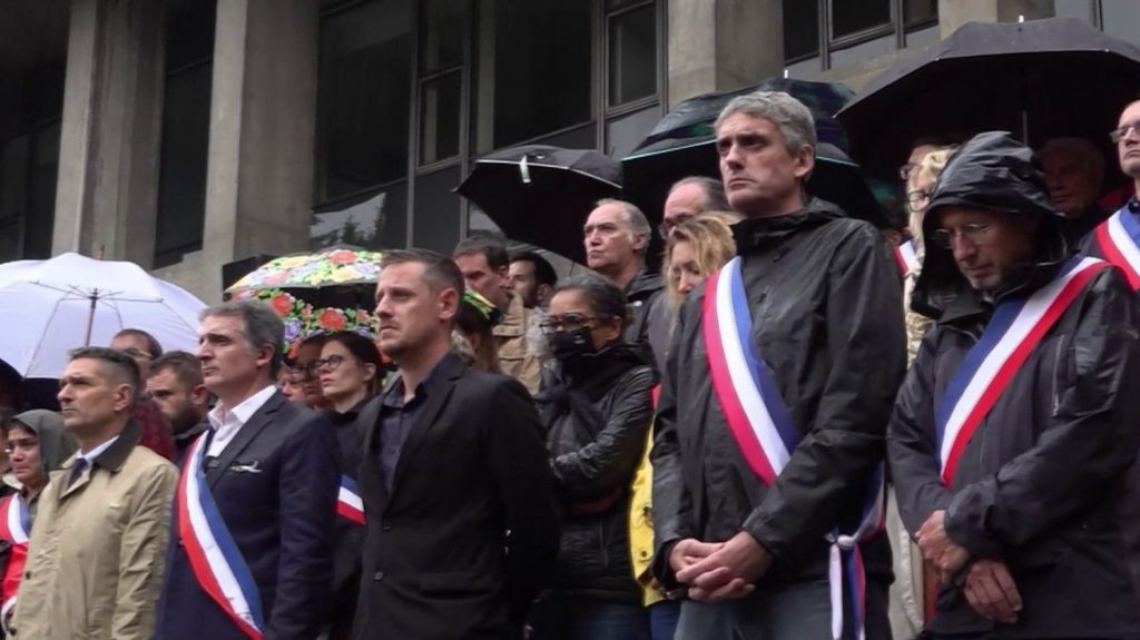 Agent municipal tué à Grenoble : des hommages rendus dans toute la ville
Lilian Dejean, un agent municipal de Grenoble, en Isère, a été tué par balles après avoir été témoin d'un accident de la route, dimanche 8 septembre. La ville est sous le choc.