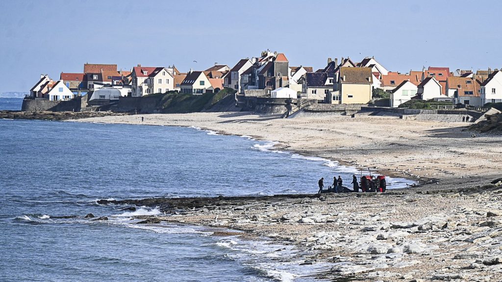 "Nos autorités, que font-elles ?" : après la mort de huit migrants à Ambleteuse, la colère gronde contre l'inaction politique
Huit migrants sont morts dans la nuit de samedi à dimanche après que leur embarcation s'est écrasée sur la côte. Sur place, élus, habitants et associations réclament une réponse urgente des autorités pour mettre fin à cette hécatombe.
