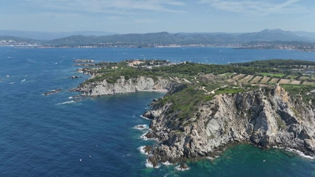 Tourisme : l'île des Embiez suscite la curiosité des vacanciers
C'est une île qui va vous donner envie de faire quelques brasses. L'île des Embiez, au large de Toulon (Var) attire les touristes avec une température agréable.