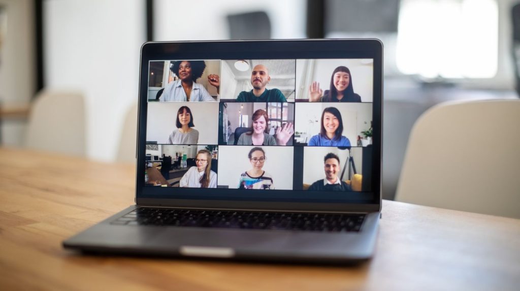 Visioconférence : le choix des arrière-plans influence notre moral, selon des chercheurs
Plages ou flous artistiques, les visioconférences sont souvent accompagnées d'arrière-plans derrière les participants. On les choisit souvent à la va-vite, pourtant des chercheurs de Singapour mettent en avant un rôle actif de ces images sur notre moral.