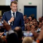 Emmanuel Macron de retour sur le terrain pour inaugurer une usine Sanofi dans le Rhône
Le chef de l'Etat est arrivé seul à 16h45 sur le site à Neuville-sur-Saône. Aucun ministre ne l'accompagnait.
