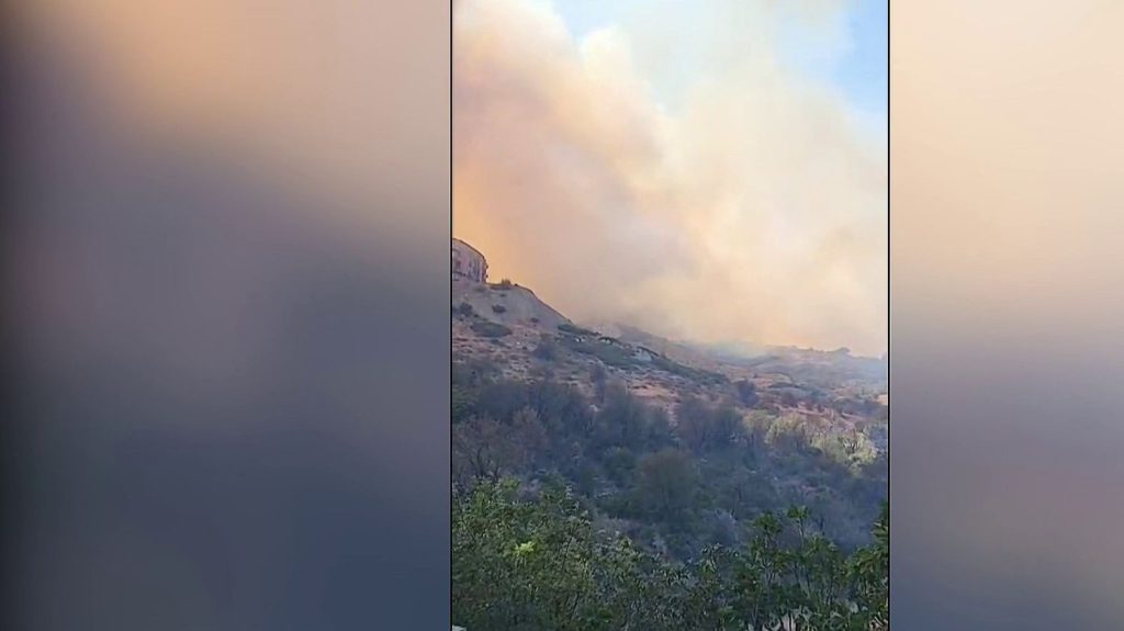 Incendie : un important feu éclate aux portes Narbonne
Un violent incendie de végétation s’est déclaré, ce mardi 10 septembre, près de Narbonne, dans l’Aude. Des habitations sont menacées.