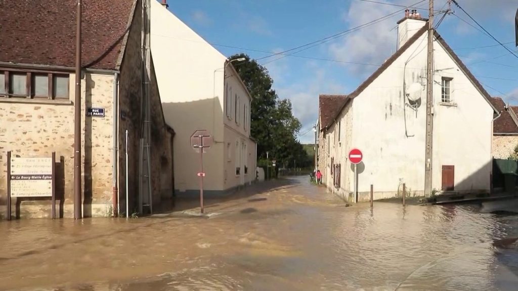 Inondations : de nombreuses communes touchées en Seine-et-Marne
L'eau a envahi les rues de plusieurs communes de Seine-et-Marne, vendredi 27 septembre, après de fortes pluies. Les habitants sont désemparés.