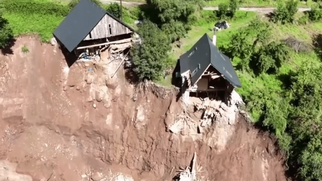 Intempéries : un paysage dévasté dans la vallée d’Aspe
Le sud-ouest de la France a été frappé par de violents orages, samedi 7 septembre. Dans la vallée d’Aspe, l dans les Pyrénées-Atlantiques, es coulées de boue ont laissé derrière elles un bien triste spectacle.