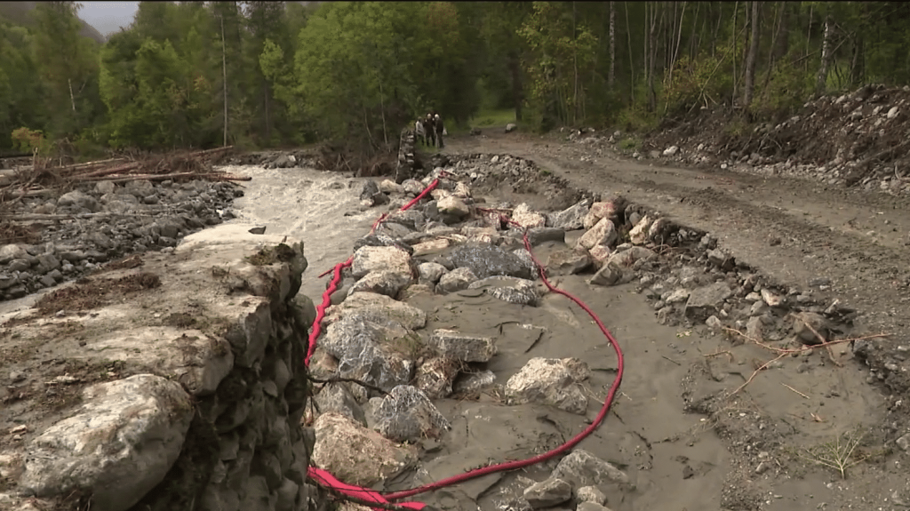Intempéries : une route communale dévastée en Isère
En Isère, des intempéries durant la nuit de jeudi 26 à vendredi 27 septembre ont causé de lourds dégâts. Un cours d’eau a été détourné et la route communale s’en retrouve dévastée.