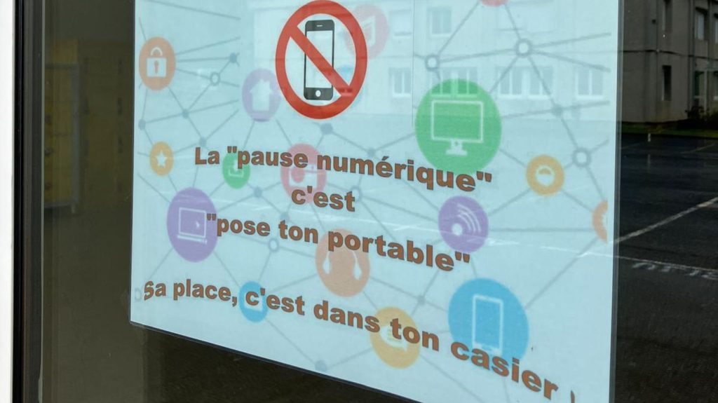 Reportage
"Mon téléphone, c'est mon doudou, ça m'angoisse de le laisser" : l'interdiction totale du portable au collège expérimentée depuis une semaine
La "pause numérique" est l'une des nouveautés de cette rentrée scolaire, qu'expérimentent les élèves de près de 200 collèges en France : le dépôt, dès qu'ils arrivent dans l'établissement, de leur téléphone portable dans un lieu dédié.