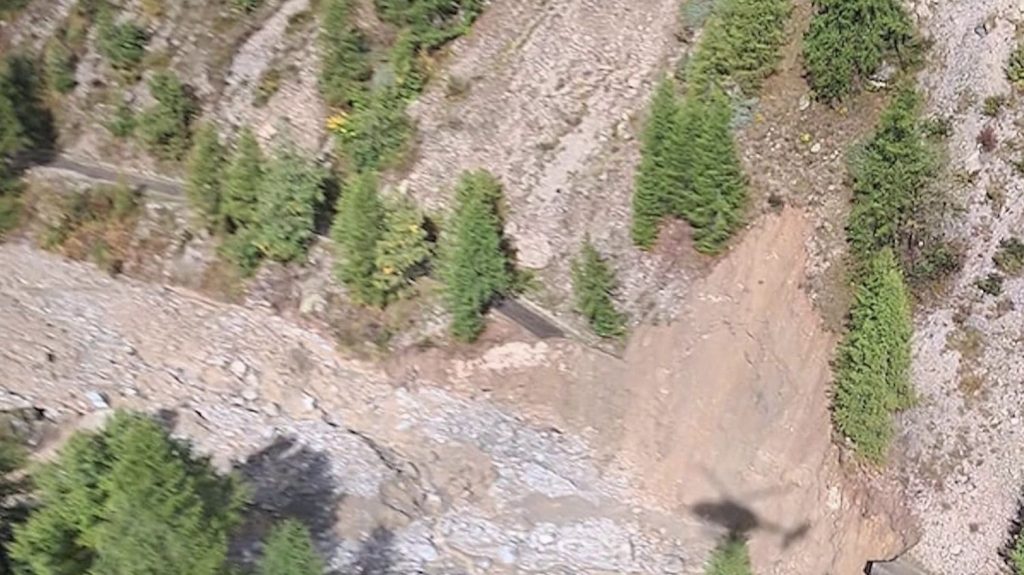 Isère : une route communale emportée par le torrent, des habitants évacués
Les intempéries survenues dans la nuit de jeudi à vendredi ont causé de gros dégâts dans une commune de l'Isère. Une route a été dévastée par des éboulements, et la force d'un cours d'eau sorti de son lit. Les habitants du secteur ont été évacués.