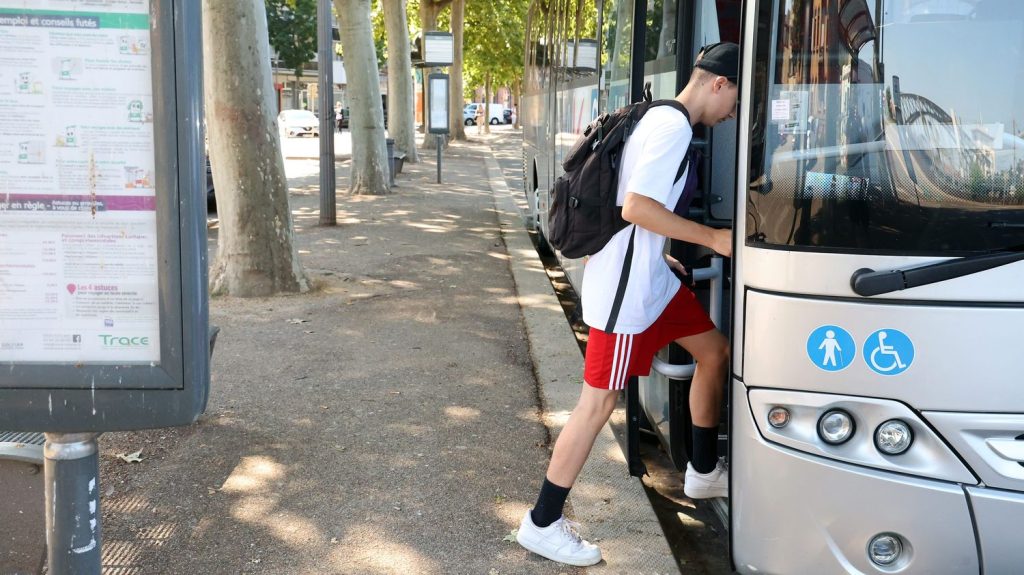 "Il manque 3 000 conducteurs" de cars scolaires, indique Jean-Sébastien Barrault, président de la Fédération nationale des transports de voyageurs
La tendance est néanmoins "positive", selon Jean-Sébastien Barrault. Il manquait 6 000 conducteurs l'an dernier et 8 000 en 2022.