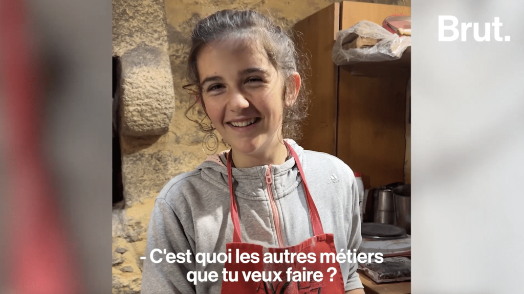Vidéo
Bretagne: Zoé, 16 ans, prépare les brioches traditionnelles de Meneham
Son job d’été à elle, c’est de remplacer le boulanger du village de Meneham, un ancien village de pêcheurs, dans le Finistère en Bretagne. Zoé, 16 ans, prépare des pastès, des petites brioches traditionnelles.