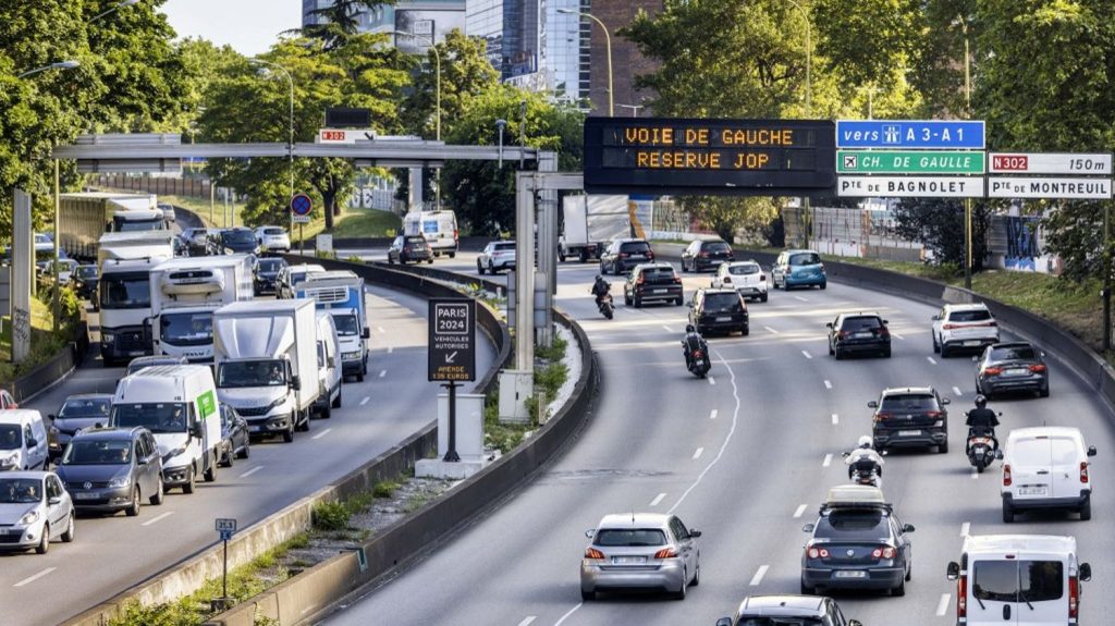 La vitesse sur le périphérique parisien sera limitée à 50 km/h à partir du 1er octobre, annonce Anne Hidalgo
Il était jusqu'ici possible de rouler au maximum à 70 km/ sur le boulevard qui entoure la capitale.