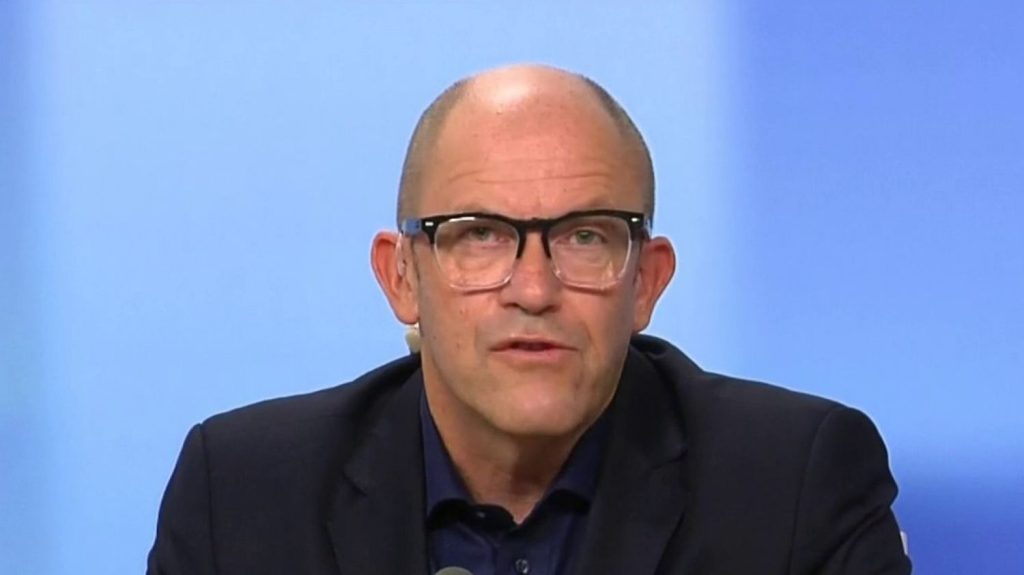 Côtes-d'Armor : le maire de Saint-Brieuc agressé, un homme interpellé
Un individu armé d'un couteau a agressé le maire de Saint-Brieuc, dans les Côtes-d'Armor, jeudi 26 septembre, avant d'être maîtrisé par six policiers. L'élu a été blessé à la tête par le manche de l'arme.