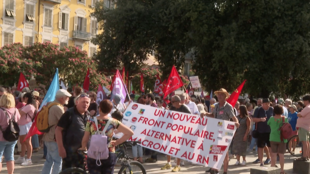 Nouveau Premier ministre : des Niçois manifestent à l’appel des Insoumis contre le “coup de force d’Emmanuel Macron
Après la nomination d’un Premier ministre issu des LR, c’est LFI qui organise la riposte dans la rue. Des appels à manifester ce samedi 7 septembre dans des dizaines de villes du pays. 30 000 participants sont attendus, comme à Nice (Alpes-Maritimes).