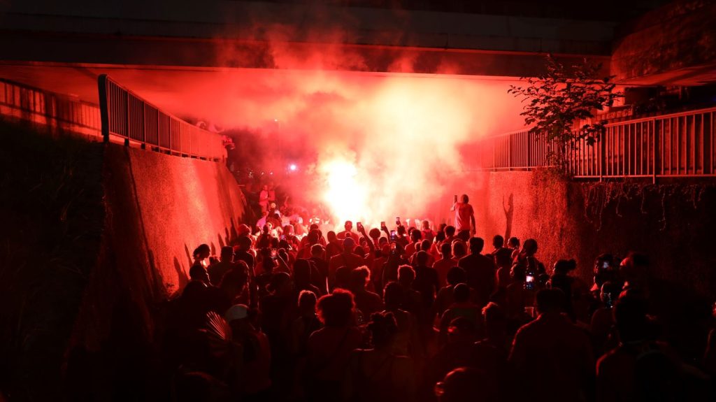 Vie chère en Martinique : des centaines de personnes défilent à Fort-de-France malgré l'interdiction de manifester
Ce cortège festif signe la poursuite de la mobilisation initiée par le RPPRAC alors que plusieurs arrêtés préfectoraux visaient à limiter les rassemblements sur l'île.