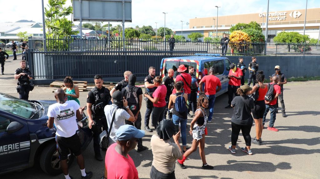 Reportage
"Il faut stopper l'hémorragie des prix" : en Martinique, "l'armée du ruban rouge" bloque un supermarché pour dénoncer la vie chère
Plusieurs dizaines de manifestants du RPPRAC ont érigé un barrage face au Carrefour Market du François, ce samedi. Ils ont été rapidement délogés par les gendarmes envoyés en renfort sur l'île.