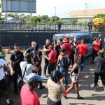 Reportage
"Il faut stopper l'hémorragie des prix" : en Martinique, "l'armée du ruban rouge" bloque un supermarché pour dénoncer la vie chère
Plusieurs dizaines de manifestants du RPPRAC ont érigé un barrage face au Carrefour Market du François, ce samedi. Ils ont été rapidement délogés par les gendarmes envoyés en renfort sur l'île.
