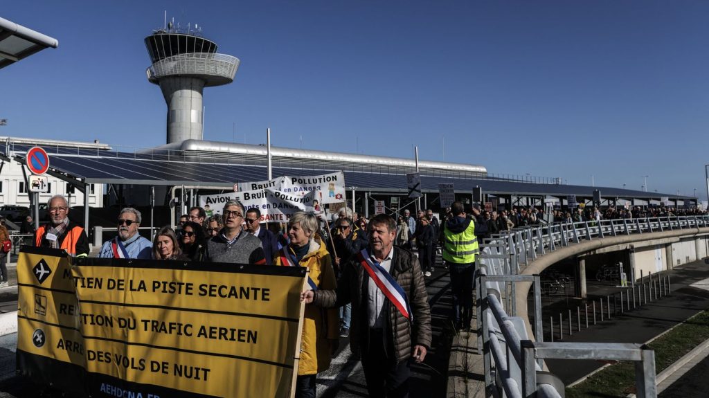 Près de 400 personnes manifestent à l'aéroport de Bordeaux pour s'opposer à la fermeture d'une piste
Les manifestants ont répondu à l'appel d'une association de riverains qui craignent un report des vols au-dessus de leur tête si cette piste était fermée.
