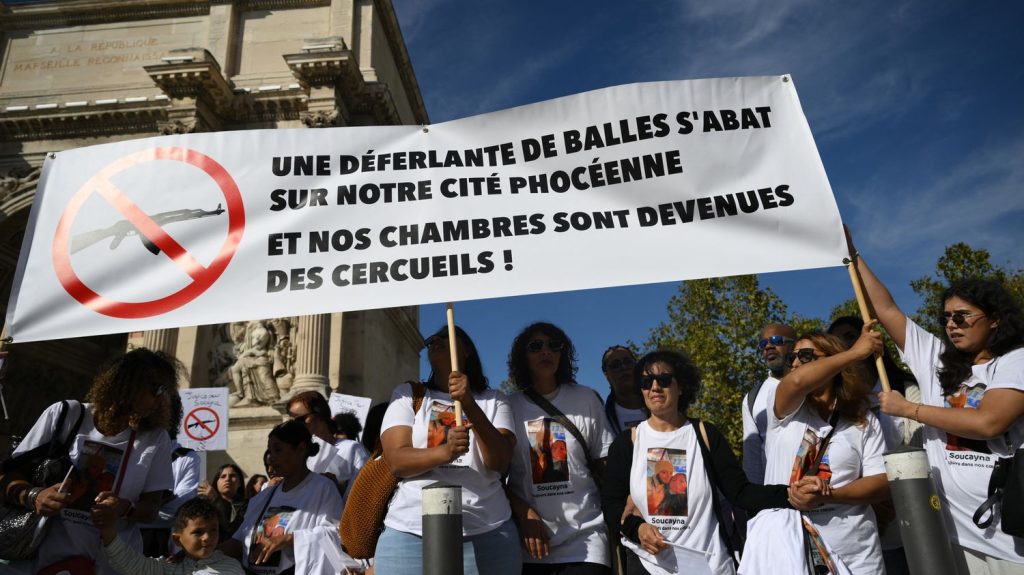 Reportage
À Marseille, les familles des victimes du trafic de drogue se mobilisent contre "ce cancer qui gangrène de partout"
Malgré la baisse des homicides liés au trafic de drogue cette année, les familles de victimes rappellent qu'il y a encore des morts et que "cela ne concerne pas que les quartiers Nord" à Marseille.