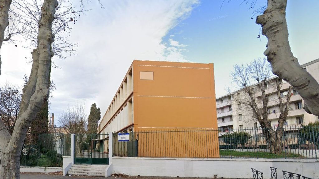 Reportage
"Ça n'a fait que se dégrader" : à Marseille, des professeurs font valoir leur droit de retrait après la découverte d'impacts de plombs au sein d'un collège
La quarantaine de professeurs et de personnels d'un collège du 13e arrondissement de Marseille, situé en réseau d'éducation prioritaire, a fait valoir leur droit de retrait depuis mardi. Ils dénoncent un "environnement de travail insécuritaire" qui ne fait "que se dégrader".