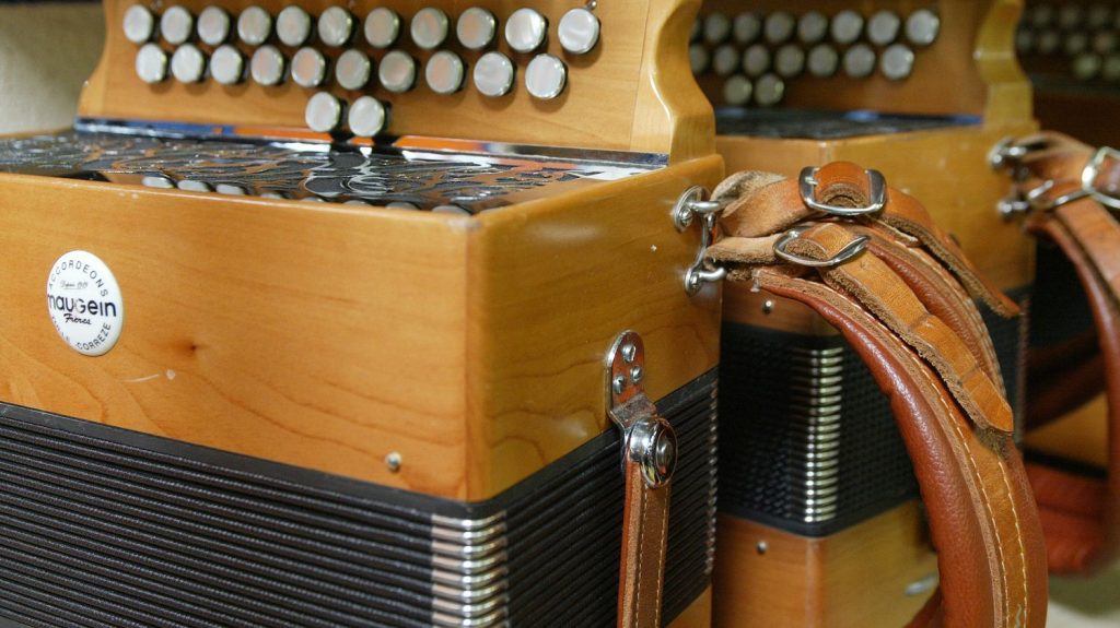 Corrèze : Maugein, dernier fabricant d’accordéons en France, placé en liquidation judiciaire
Sans repreneur, le dernier accordéon de la manufacture pourrait être livré lundi prochain.