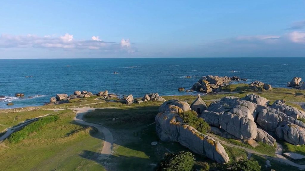 Bretagne : les 1000 vies de Meneham, village aux 300 ans d'existence
Sur le littoral breton, le village de Meneham (Finistère) se dresse encore fièrement. En 300 ans, il aura servi de point de surveillance des côtes bretonnes, avant d'être délaissé au XXe siècle et de renaître au début des années 2000.