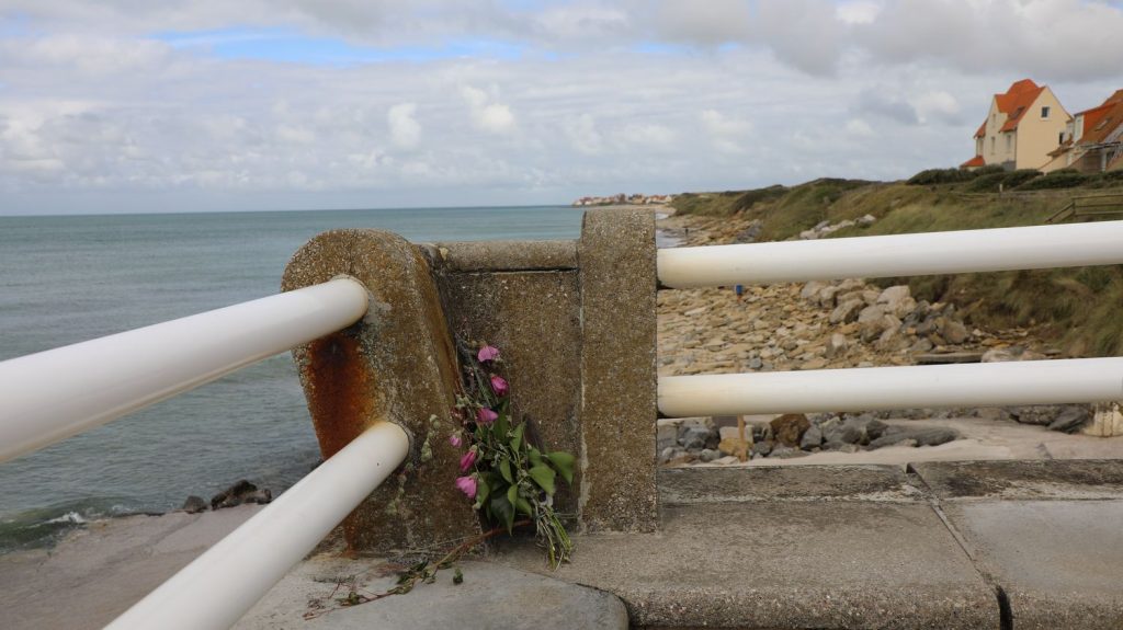 Reportage
"La mort est dans ma vie depuis tellement d'années" : à Calais, les naufrages ne dissuadent pas les migrants de tenter la traversée de la Manche
Le pire naufrage de l’année dans la Manche est survenu début septembre, faisant 12 victimes. Moins de deux semaines plus tard, huit hommes ont perdu la vie en mer dans des circonstances similaires. Pourtant, les survivants retentent leur chance pour rejoindre l'Angleterre sur des bateaux de fortune.