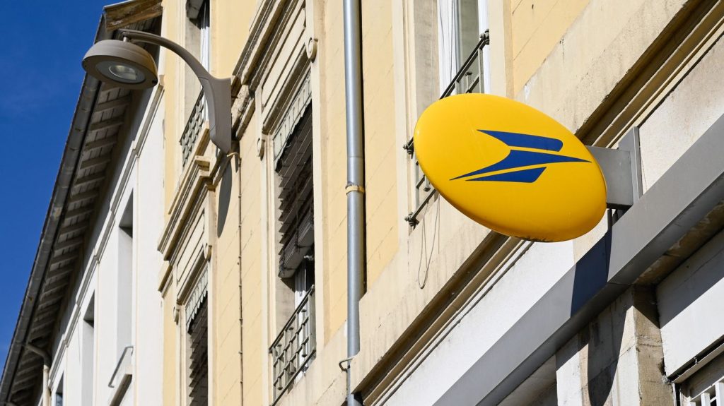 Une centaine d'habitants d'Orléans mobilisés pour s'opposer à la fermeture de leur bureau de Poste
La fermeture est programmée au 31 octobre prochain, même si une agence postale communale doit ensuite prendre le relais. Une pétition a également été lancée.