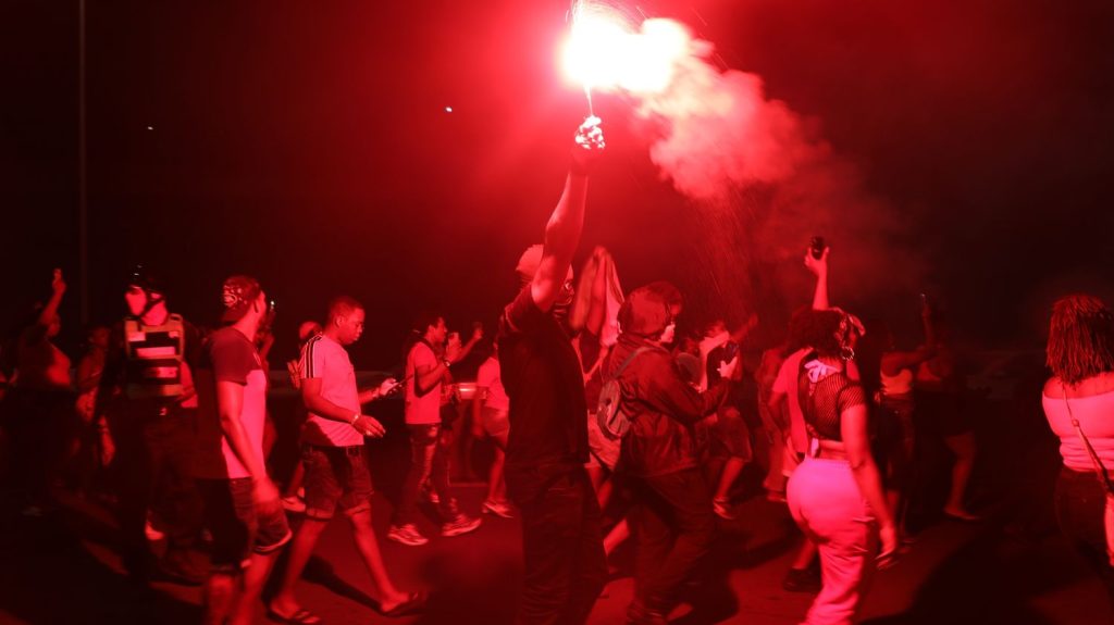 Crise en Martinique : comment "une révolution citoyenne" a mobilisé l'île contre la vie chère
En quelques mois, le Rassemblement pour la protection des peuples et des ressources afro-caribéens (RPPRAC) a multiplié les rassemblements en s'appuyant sur les réseaux sociaux plutôt que sur les syndicats et les politiques. Mais les négociations avec les services de l'Etat patinent.