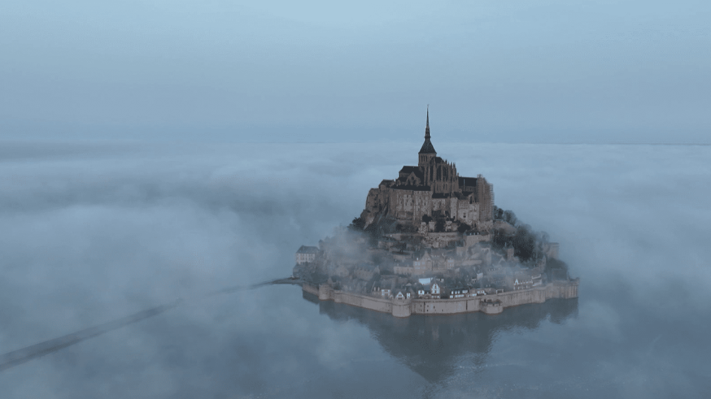 Grandes marées : le Mont-Saint-Michel cerné par les eaux
Jeudi 19 septembre, le Mont-Saint-Michel redevient une île le temps d'une marée. Pour l'occasion, de nombreux touristes et curieux ont fait le déplacement.