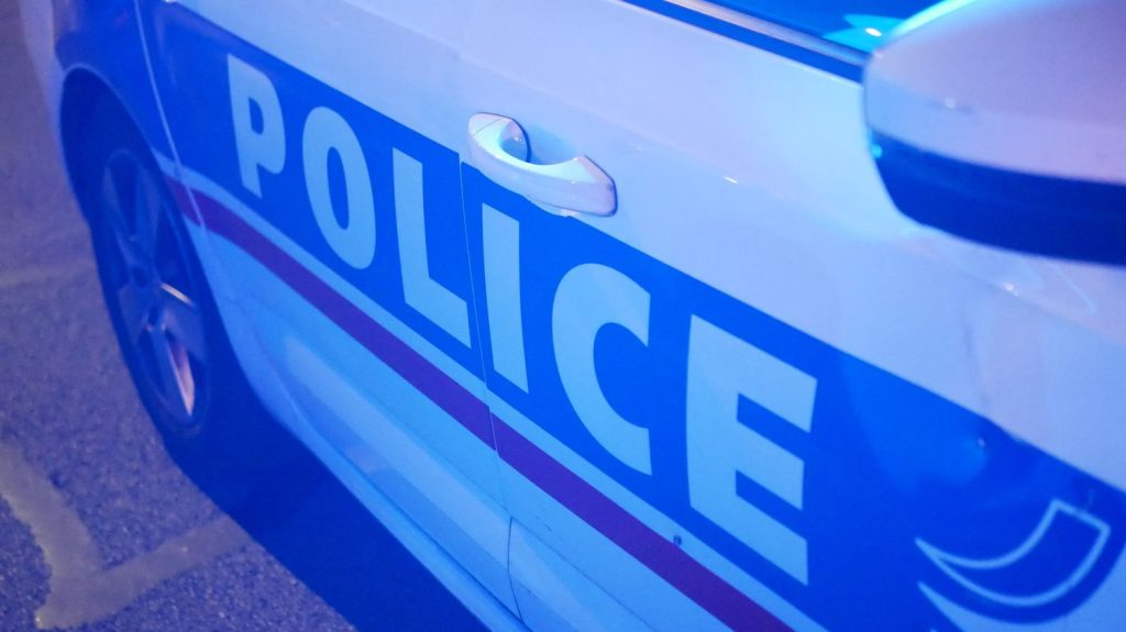 Fusillade à Grenoble : l'un des hommes blessés est mort
Un consommateur de cannabis a été pris pour cible avec un autre individu samedi soir à Fontaine par deux personnes en voiture qui ont ouvert le feu avec un fusil "de type kalachnikov".