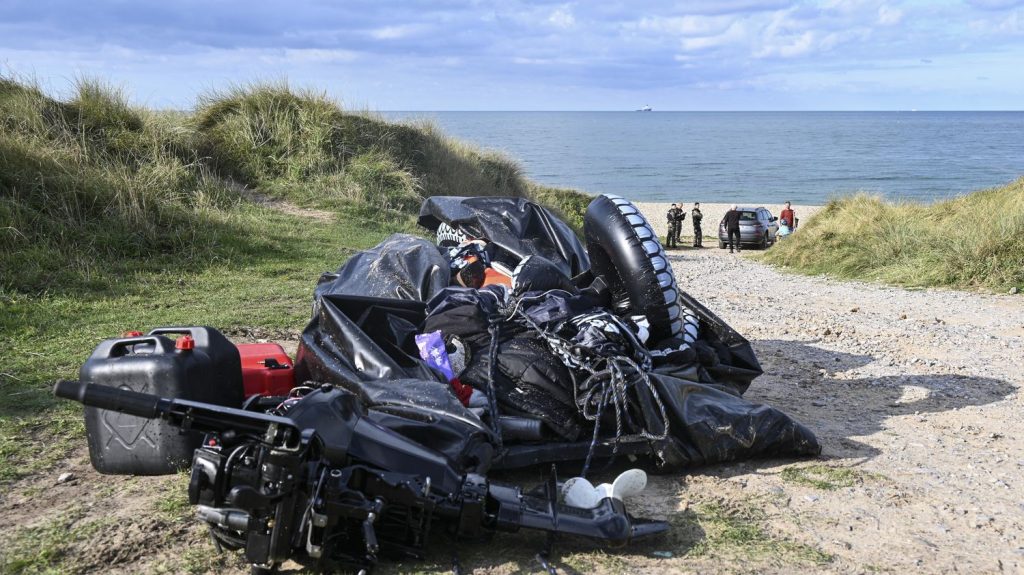 Naufrage d'un bateau de migrants : ce que l'on sait du drame qui a fait huit morts au large d'Ambleteuse
Huit migrants sont morts dans le naufrage de leur embarcation clandestine dans la nuit de samedi à dimanche au large du Pas-de-Calais.