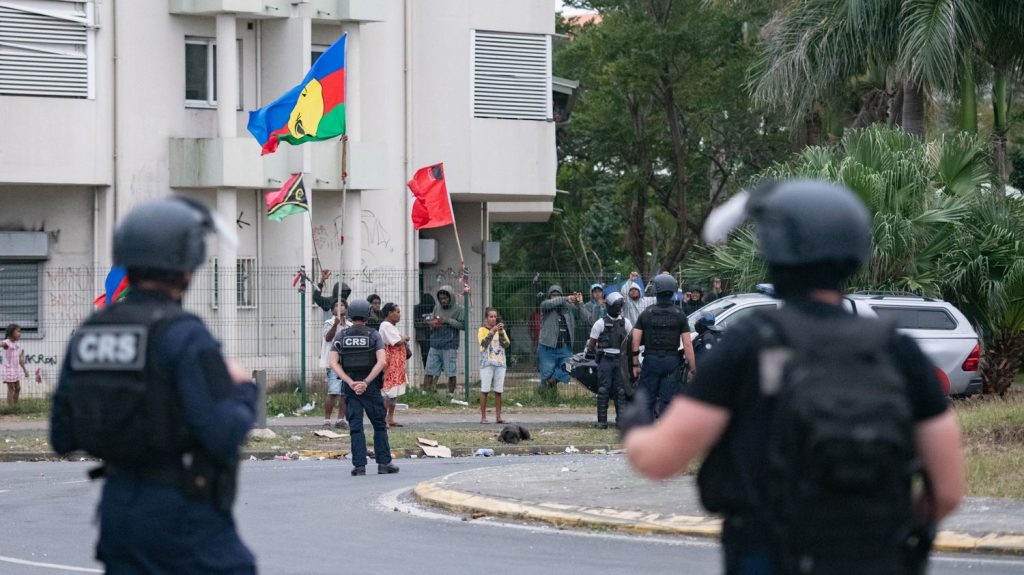 Témoignages
En Nouvelle-Calédonie, regain de tension à l'approche de la date anniversaire du rattachement de l'archipel à la France
Deux jeunes kanaks sont morts dans la tribu de Saint-Louis, dans la nuit de mercredi à jeudi.