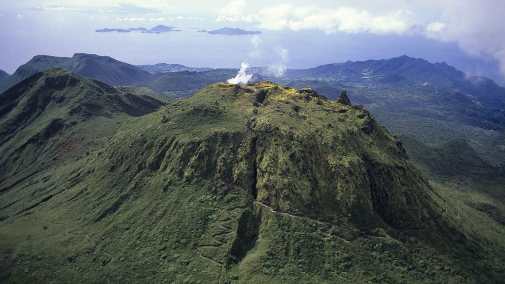 Éruptions volcaniques : grâce à une nouvelle technique d’imagerie, des chercheurs arrivent à voir dans les entrailles d'un volcan
Cette nouvelle méthode repose sur la disposition d’un réseau d'intsruments d'écoute qui captent non seulement les fortes secousses des tremblements de terre, mais aussi le bruit sismique.