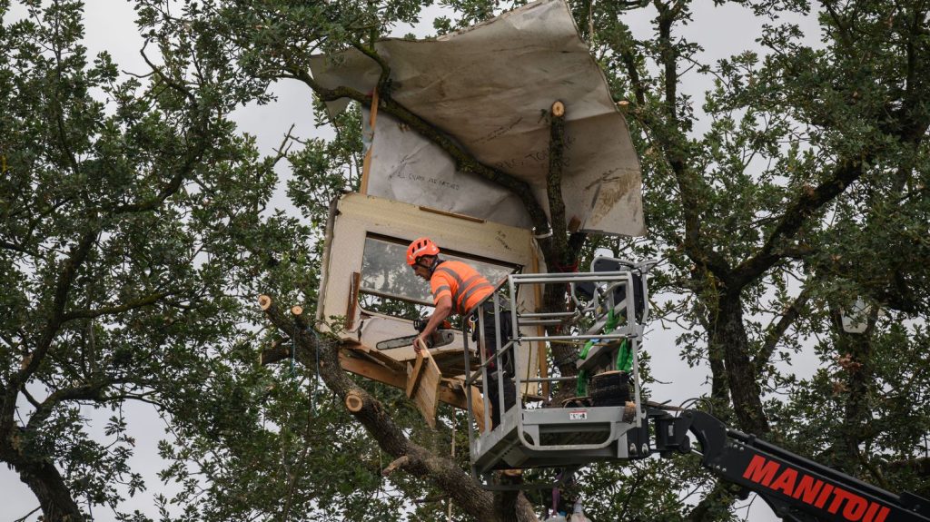 Chantier de l'A69 : la préfecture du Tarn appelle "les opposants à la raison et à descendre des arbres qu'ils occupent illégalement"
Des opposants à la construction de l'autoroute A69, entre Castres et Toulouse, s'opposent au déboisement sur le chantier en occupant certains arbres.